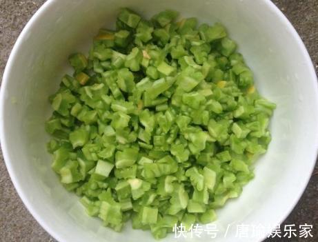 苦瓜|苦瓜炒鸡蛋,先炒苦瓜还是先炒蛋?大厨:都不对,这样做清脆嫩滑