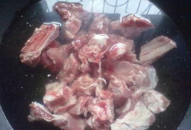 你在糖醋排骨做糖还是醋厨师透露顺序不对,所以味道好就奇怪了