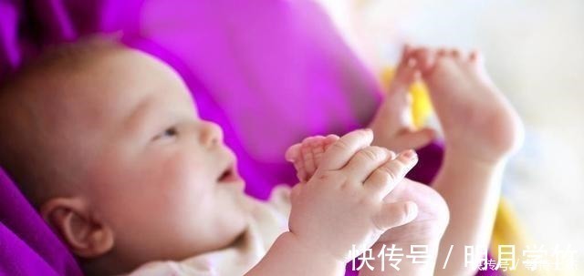 朵朵|宝宝到处抠,要阻止吗精细动作让孩子探索,是大脑发育的关键