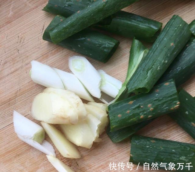 酸豆角烧排骨,香气扑鼻,一点都不油腻!