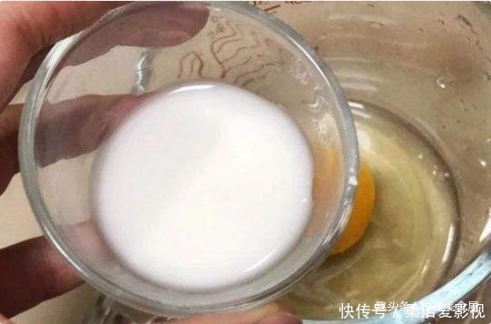 妈妈炒鸡蛋从不直接下锅，多加1步，鸡蛋嫩滑口感好，少油又健康