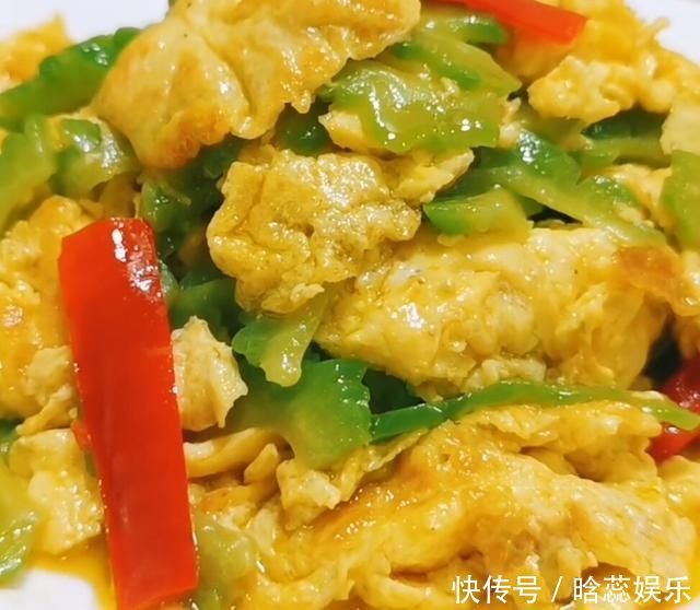 “苦瓜炒鸡蛋”不苦，有诀窍，出锅后色泽鲜亮，营养美味