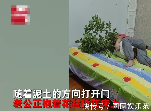 零食堆|爸爸醉酒后给女儿买零食,铺满一张床,女儿面对零食堆不知所措