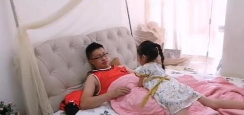 训斥|4岁小棉袄漏风了,嚣张训斥爸爸,网友:女人不管什么年龄都凶