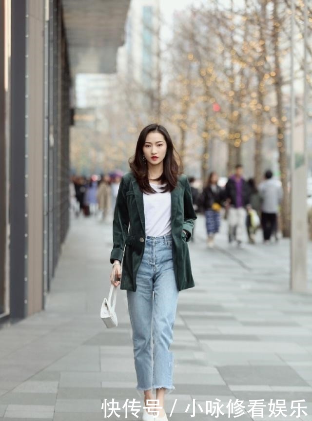 清清爽爽|街拍:粉色的针织衫搭配蓝色牛仔裤,清清爽爽的还很显腿长