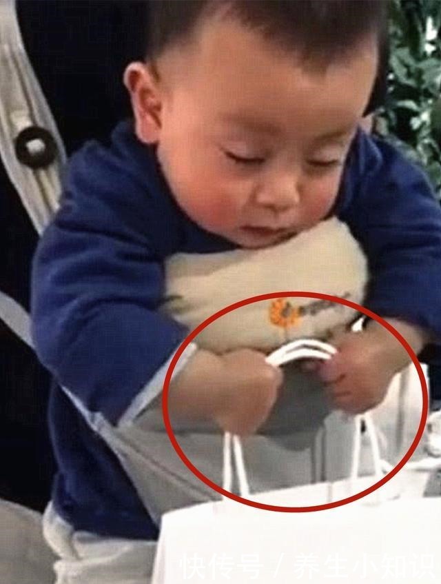 2岁宝宝完美诠释“责任”,陪妈妈逛街,专业“拎包”,圈粉无数!