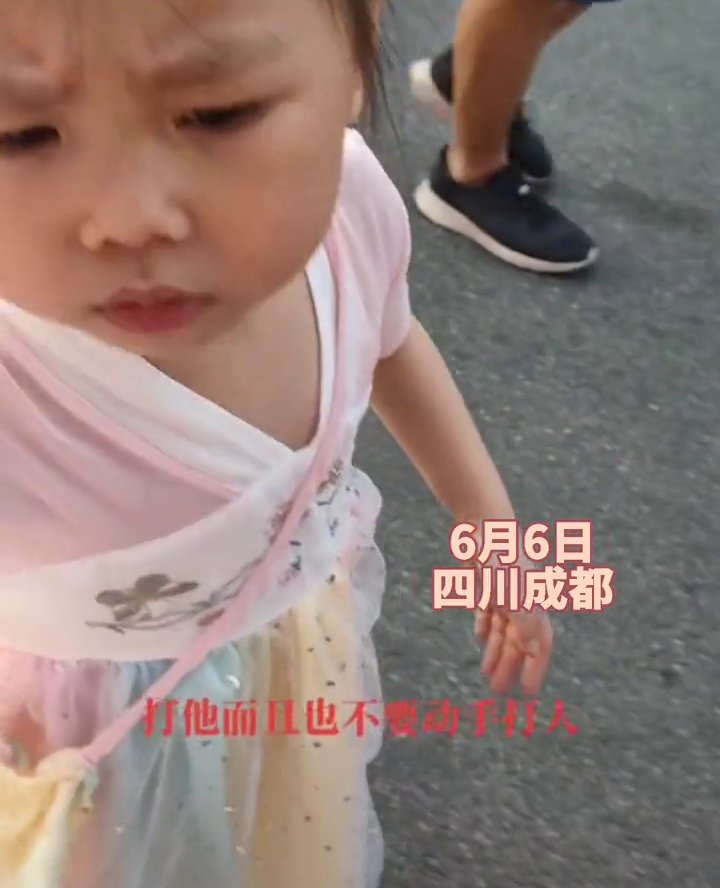 妈妈|萌娃一本正经教育妈妈“不要动手打爸爸”,网友:小棉袄密不透风