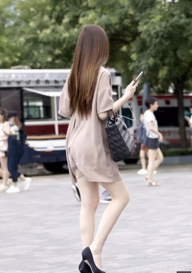 街拍有个这么干练的秘书,老板真是好福气