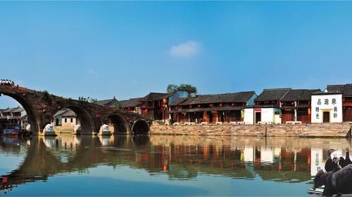 浙江一座京杭大运河穿镇而过的古镇，是杭州市的水上门户