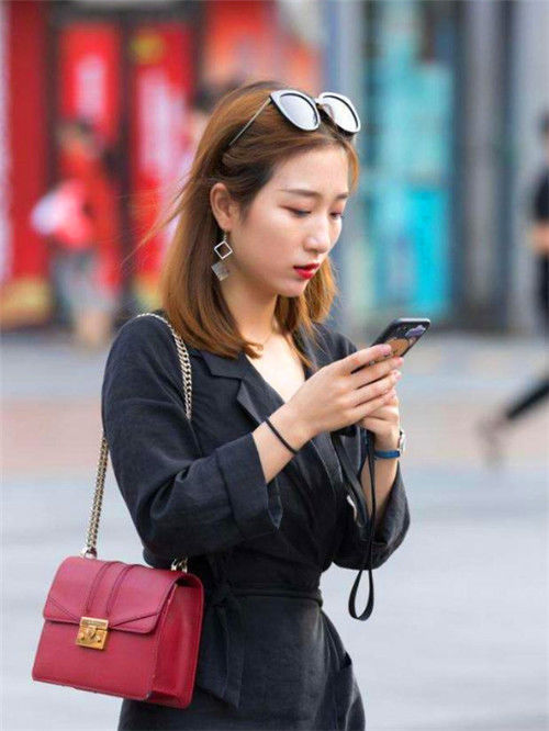 甜美可爱|时尚大气的短发美女,休闲短袖搭配绿色裙子,散发着青春魅力