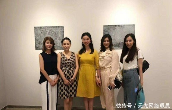 他是艺术家，将肋骨取出做成项链，送给五个最爱的女人后来如何