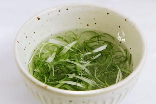 正确|清蒸鱼，放盐和生抽都不对！厨师：教你正确做法，鱼肉鲜嫩无腥味