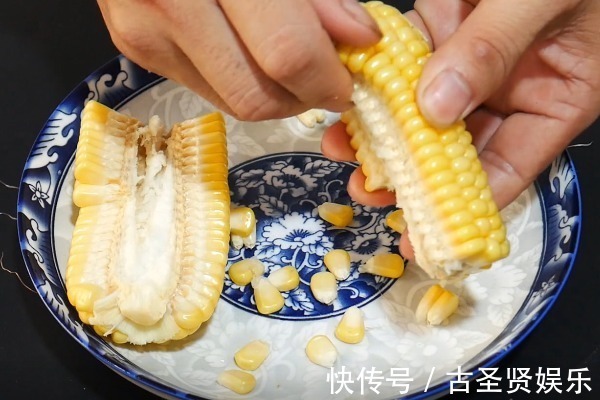玉米上有个小开关，剪刀一扎一转，玉米粒完整脱落，1分钟剥一盘