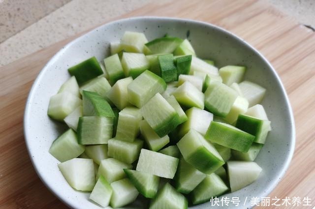 中年|秋天吃它“赛人参”,只要1块钱一斤,简单一焖比吃肉还过瘾!