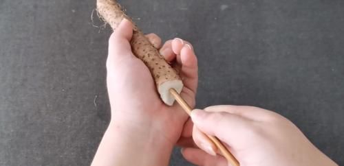 原来山药去皮这么简单!手不痒也不过敏,可惜好多人都还不知道