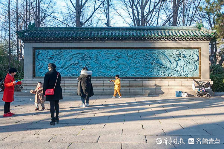 周末赏春！济南五龙潭春意浓，家长和孩子玩的不亦乐乎|情报站| 周末赏春！济南五龙潭春意浓，家长和孩子玩的不亦乐乎\＂,\＂i12\＂:\＂情报站