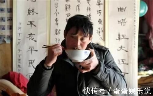 朱之文!朱之文“书法”又涨价了,一幅卖10万,学者:书法家比不过文盲?