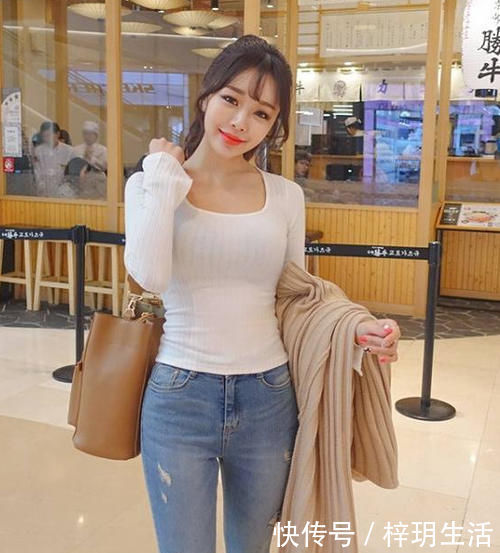 百搭|美女穿搭:小姐姐爱穿俏皮可人的紧身裤,展现细节上的精致感!