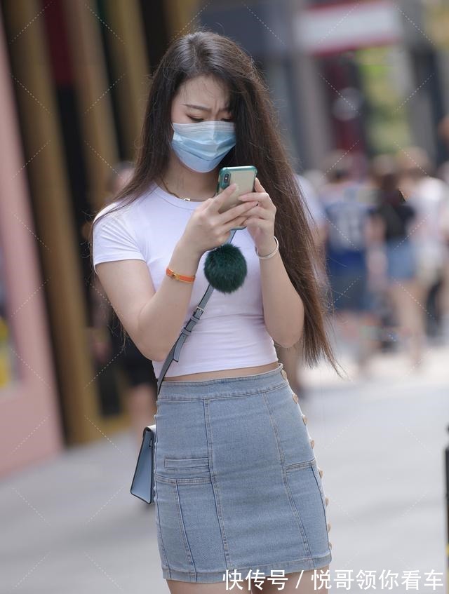 小姐姐 紧身T恤搭配紧身牛仔裤裙,清新活泼,满满的少女感!