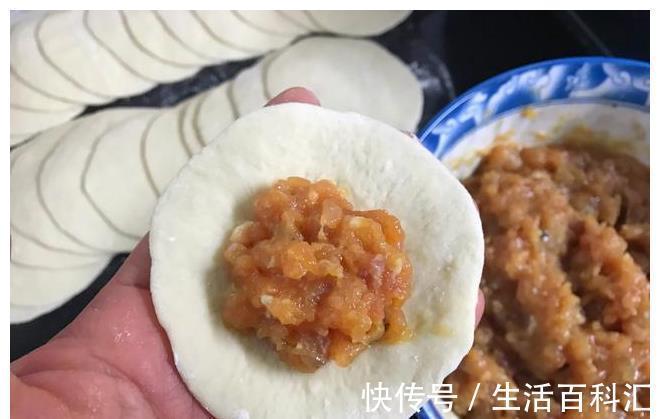 外皮|生煎包好吃有诀窍，记住2点，外皮松软底部酥脆，咬一口还爆汁