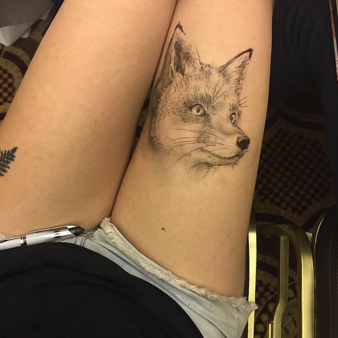 裙子|当她们掀开裙子,露出“惊艳”的大腿时,所有人都看呆了