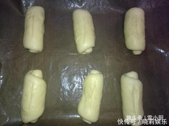 现在无需去面包店,在家轻松7步做出最好吃的葱油火腿包!