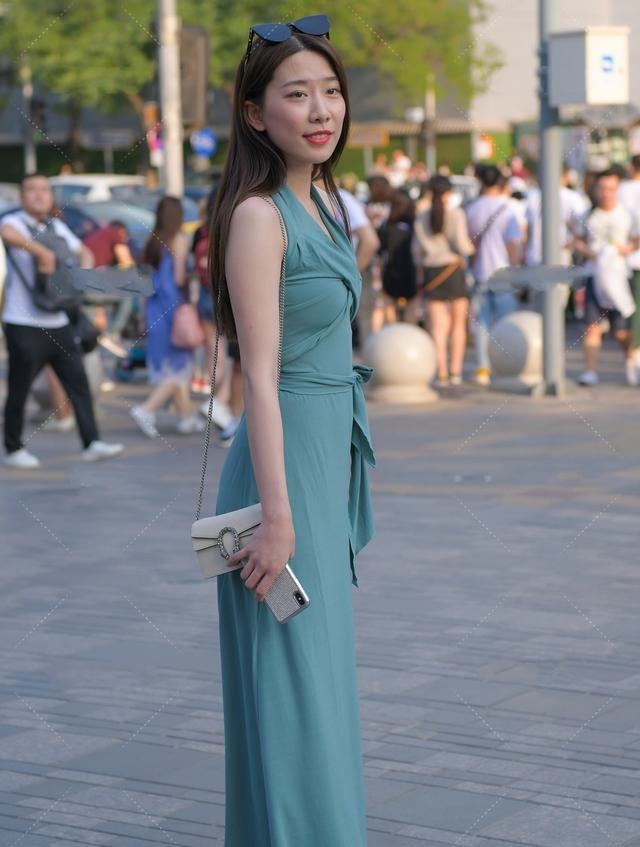 穿搭 湖蓝色雪纺长裙搭配精美高跟鞋,成熟优雅,高级感十足!