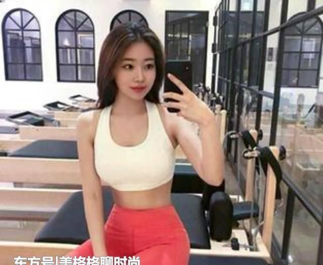 街拍好看的打底裤彰显出别样的美丽，穿上这身装扮绝对很拉风