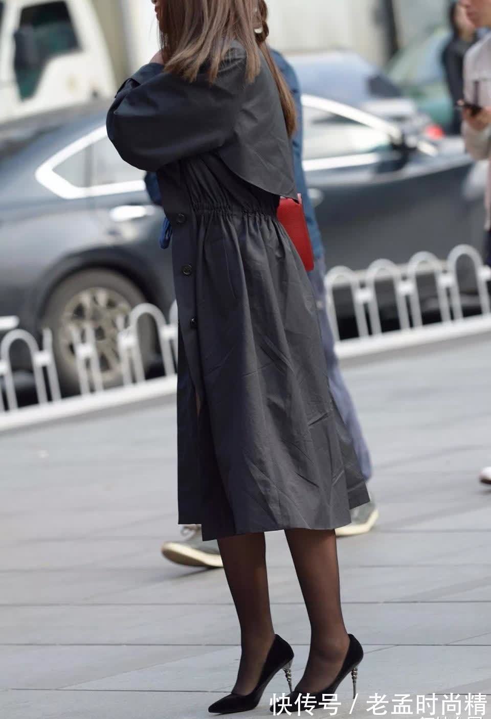 短裙 街拍:黑色短裙性感少妇,早上挎着小包去上班