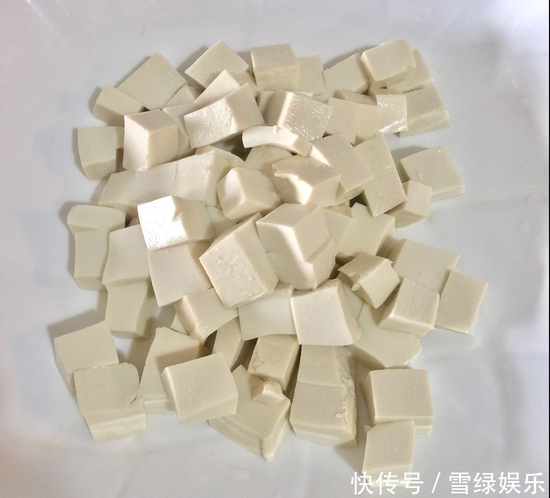 炒豆腐时，有人直接炒，有人先焯水，大厨都不对，这样做才正确