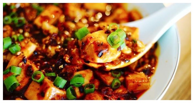 麻婆豆腐怎么做才好吃大厨；要学会2次勾芡，不然豆腐不入味！