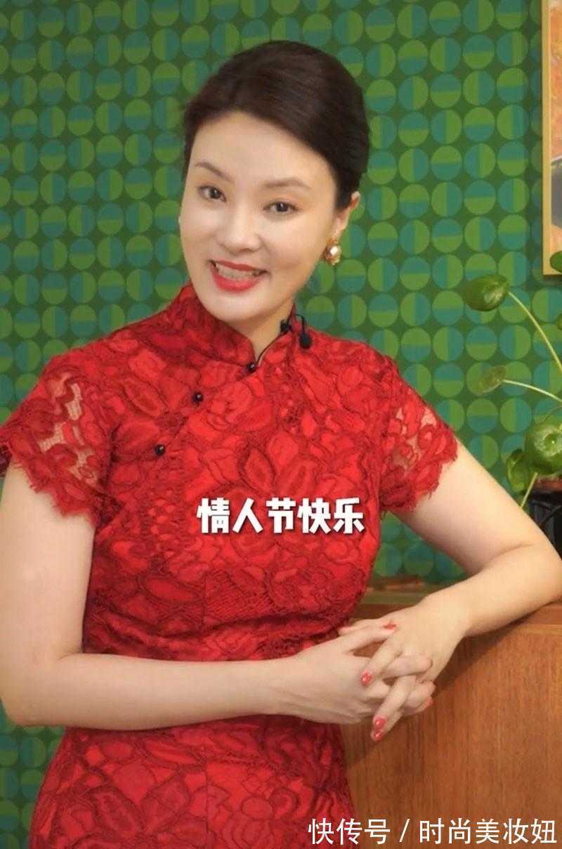 连衣裙|43岁刘芳菲很有“贵妇范”,穿红色旗袍连衣裙高贵优雅,美得惊艳