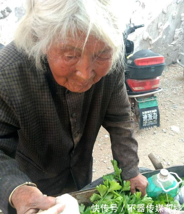 农村老奶奶每天推车卖菜,从不打农药,却被人嫌脏