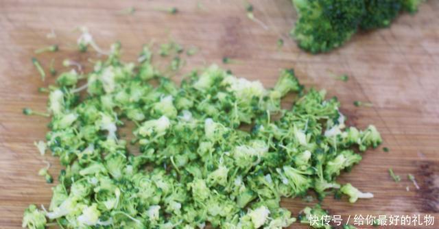 西兰花里|小清新饭团,米饭加西兰花,包沙拉馅,一口一个超满足