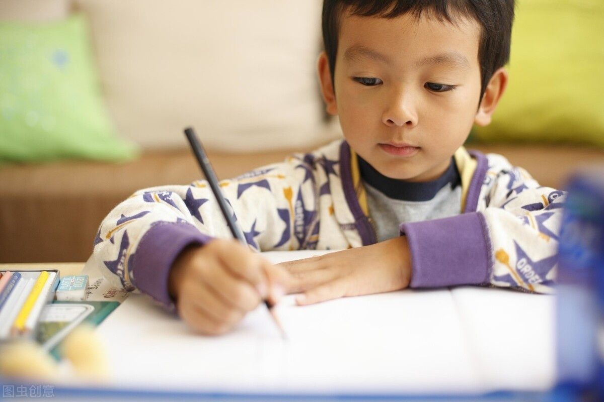 学习成绩|为什么孩子玩手机很专注,但学习、写作业坐不住,小动作多爱玩?