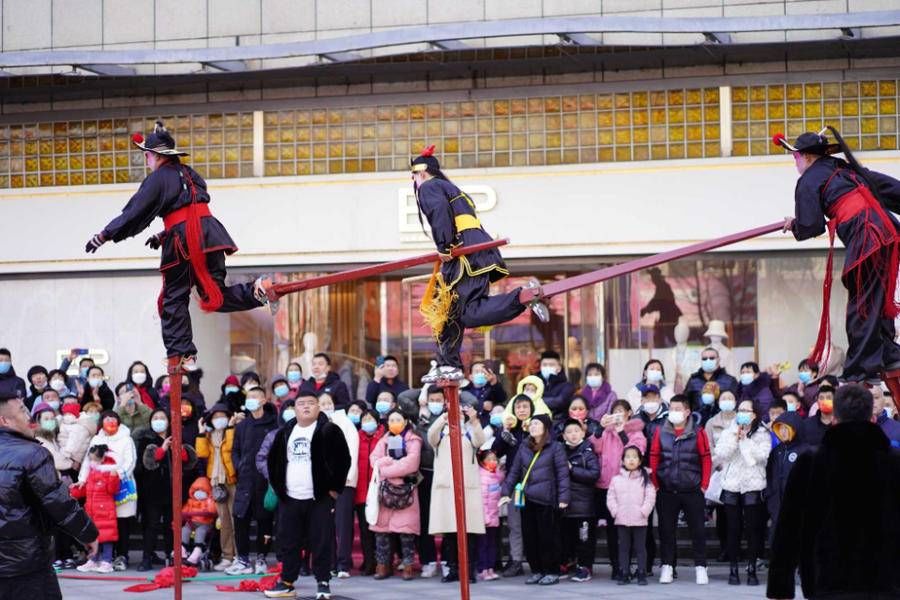 壹粉#壹粉过大年｜木棍上的精彩！高跷表演现身济南街头，引市民叫好