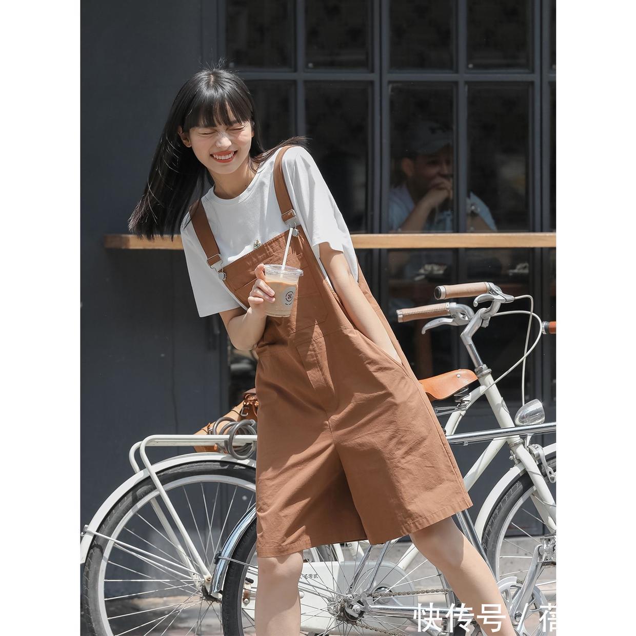 视觉效果|做自己的女王!爱上一种简约又随性的穿搭,普通但却有自己的腔调