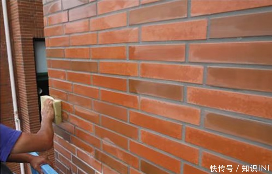 小吕|农村新房外墙贴瓷砖还是喷砂?喷砂有这5大优势,但仍需小心受骗