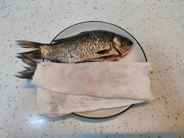 炖鲫鱼汤时，牢记“2不放2窍门”，汤浓如奶，鲜美好喝没腥味