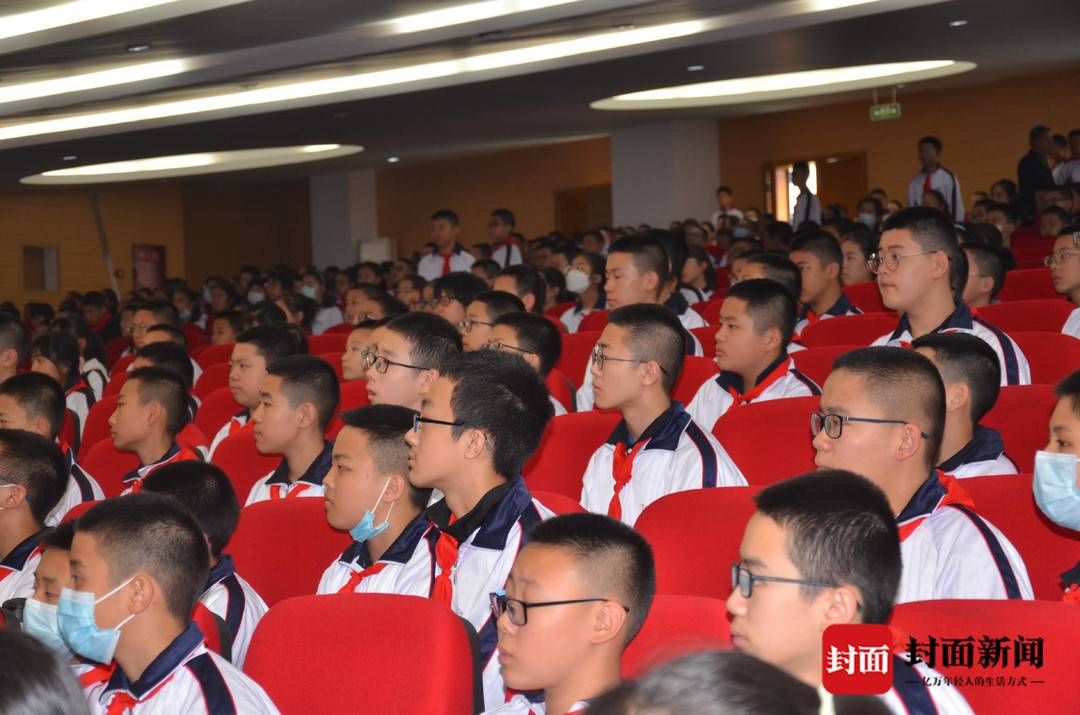 明天出版社#用文学致敬戍边英雄!军旅作家裘山山、王棵进校园与中学生交流阅读与人生