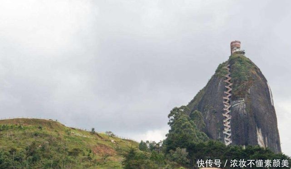 世界上最“险峻”的房子，建在大石头上，回家就像爬山一样