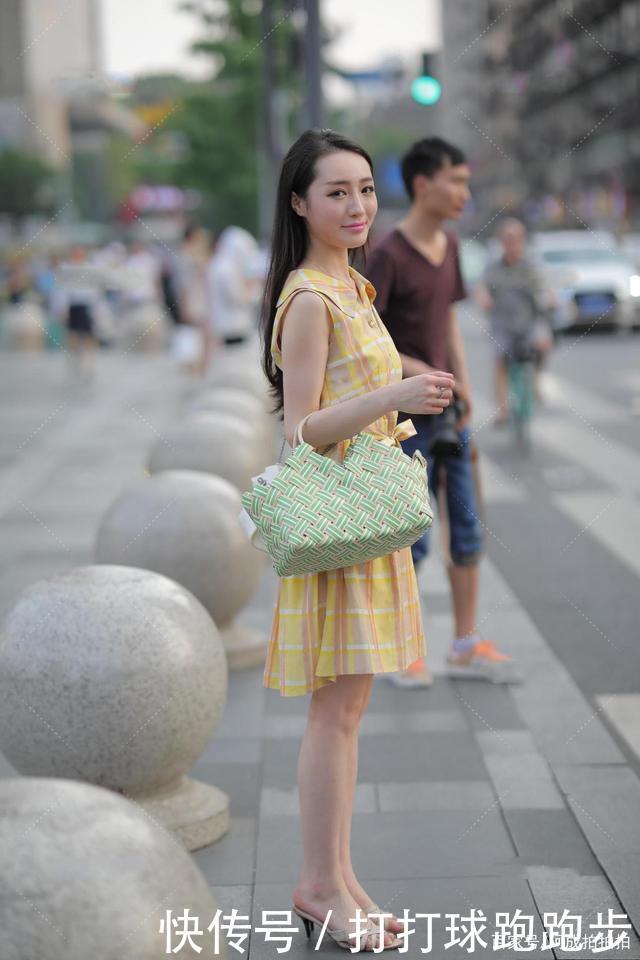 黄格子无袖收腰连衣裙,清凉清新,绿色编织手提篮,恬静田园