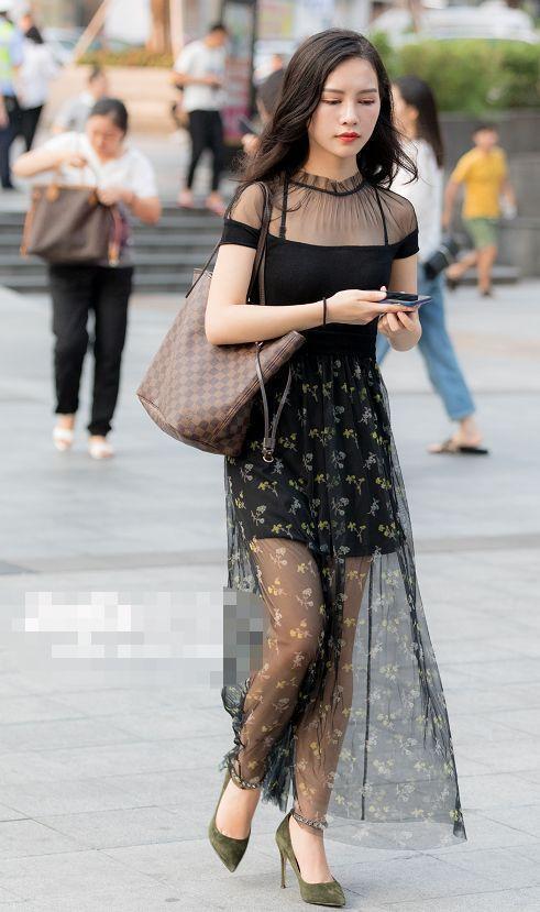 腰身 小姐姐细跟的高跟鞋搭配黑纱裙，有点小可爱