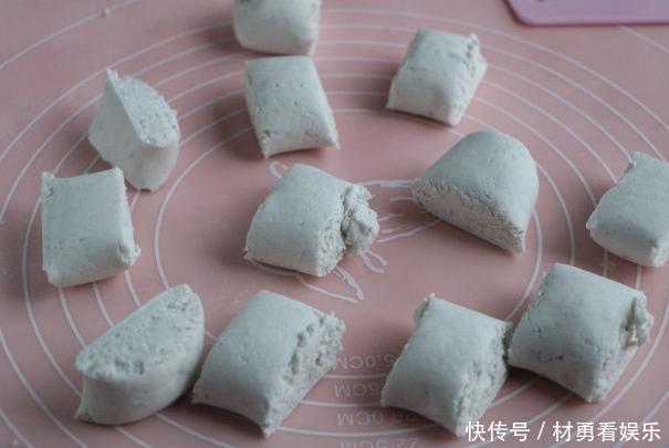  香甜|芋头做成的红糍粑，1块芋头1把糯米饭，软糯又香甜