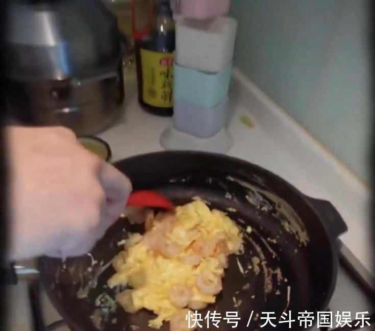 黃曉明罕見(jiàn)家中做飯,卻被調(diào)侃賣相一般,真的只做到了“能頂餓”