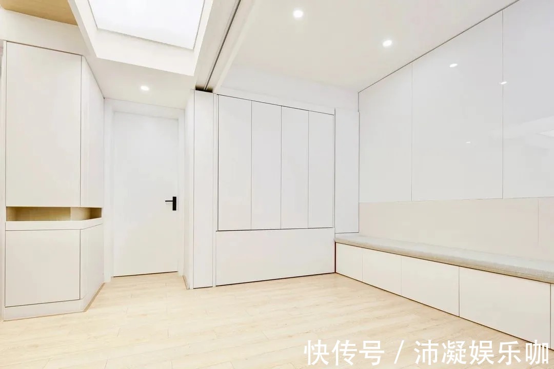收纳|60㎡简约风小户型,客厅藏张床打开秒变3居室,太机智了!