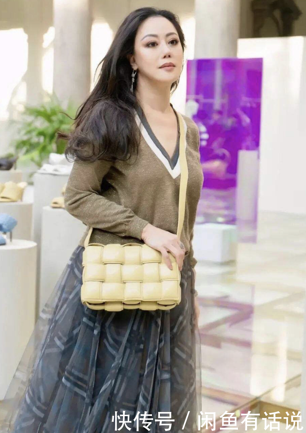 贵妇|微胖的章小蕙才是真贵妇,穿红色网纱裙成熟优雅,名媛气质藏不住