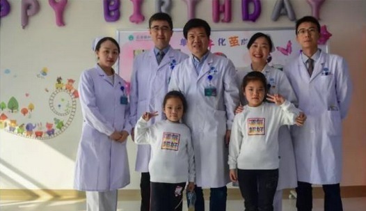 新生命|还记得国内首例“坐骨连体”双胞胎吗?13年过去了,她们现状如何