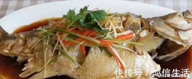 清蒸鱼切记别放料酒和盐，教你正确做法，鱼肉鲜嫩多汁，不腥不老