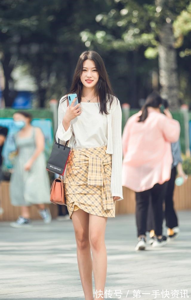 炎炎夏日 炎炎夏日正流行半身裙,看街头美女的半裙搭配,简单易学显身材!